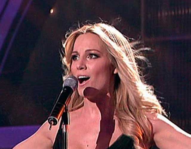 Edurne canta 'Amanecer' en directo en 'Alfombra Roja'