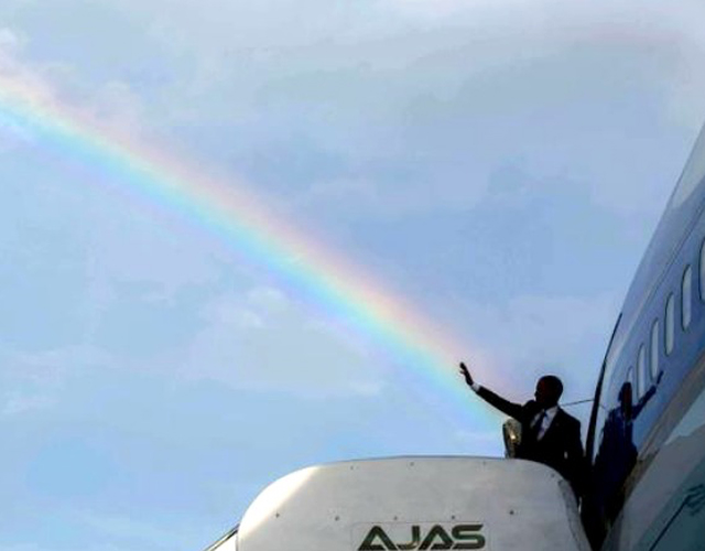 La foto de Obama lanzando un arcoiris, fenómeno en Internet