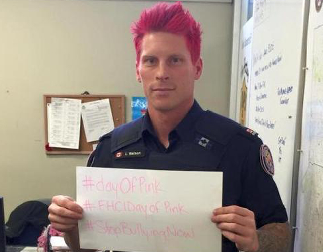 Un policía se tiñe de rosa contra la homofobia