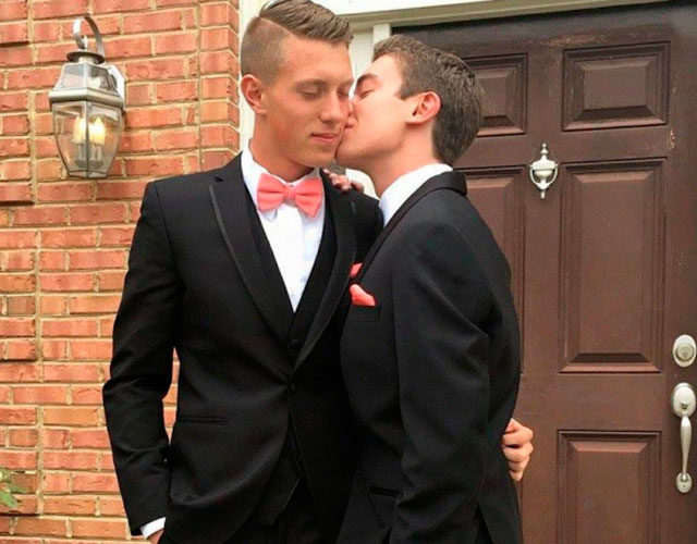 Las fotos de una pareja gay de atletas en la fiesta de graduación de su instituto