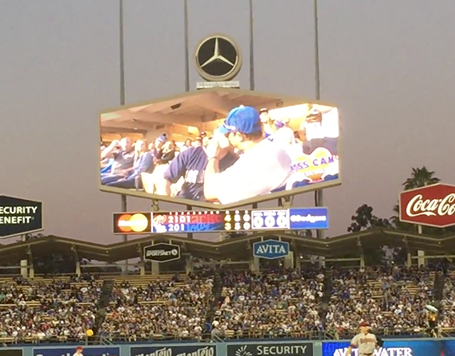 La reacción de un estadio de beisbol ante un beso gay en público