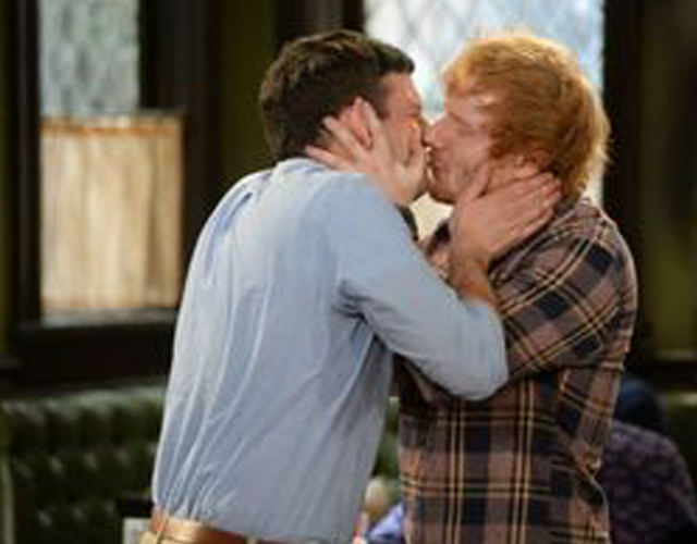 El beso gay de Ed Sheeran y su cover de Britney Spears