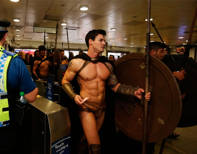 Las fotos de los 300 espartanos en el metro