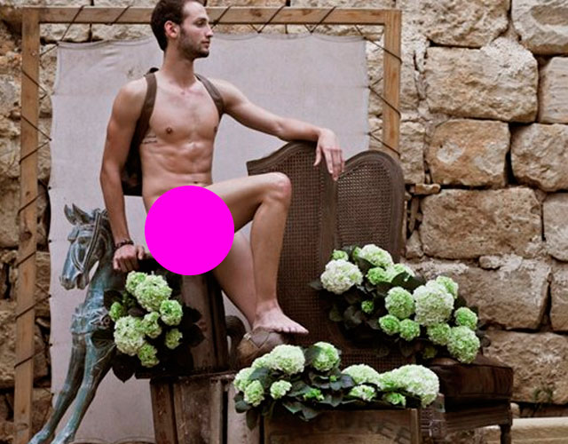Hombres desnudos celebran el World Naked Gardening Day