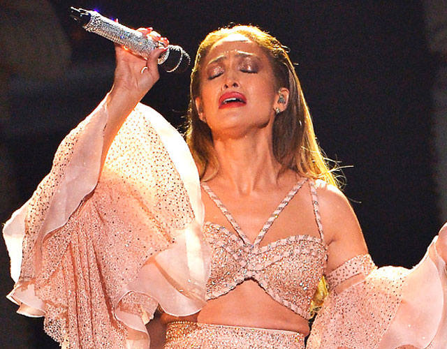Jennifer López homenajea a Selena en los Billboard Latin Music Awards 2015