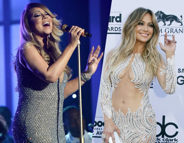 Jennifer Lopez mira el móvil durante la actuación de Mariah Carey en los Billboard Music Awards