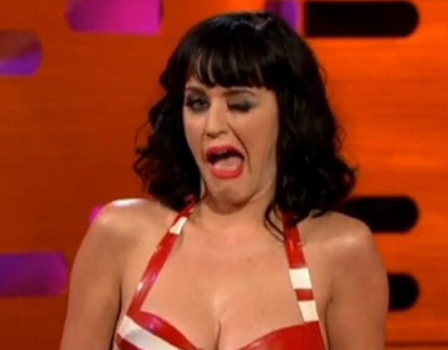 Katy Perry no consigue leer bien un discurso