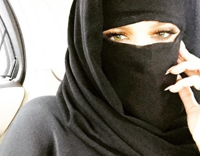 Khloé Kardashian incendia la red con su selfie con burka