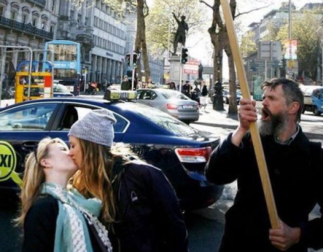 El beso de dos lesbianas en Dublín frente a una protesta anti gay