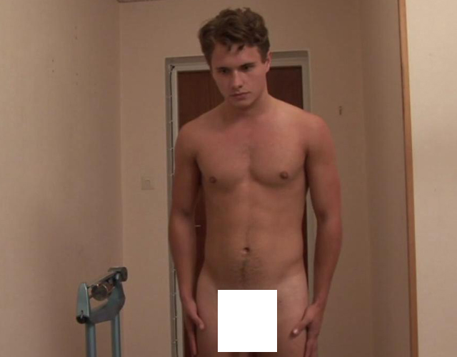 El actor sueco Simon Broström, desnudo en 'About A Young Man'
