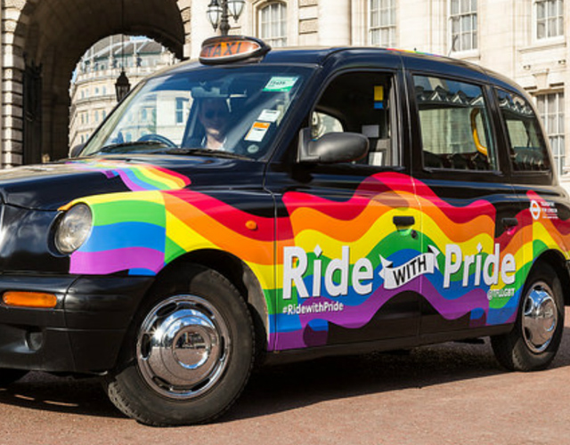 Londres pinta a sus taxis con los colores del Orgullo LGBT