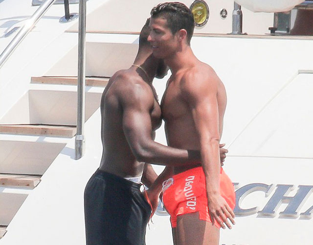 Cristiano Ronaldo empalmado y tocando el pene a un amigo en su yate