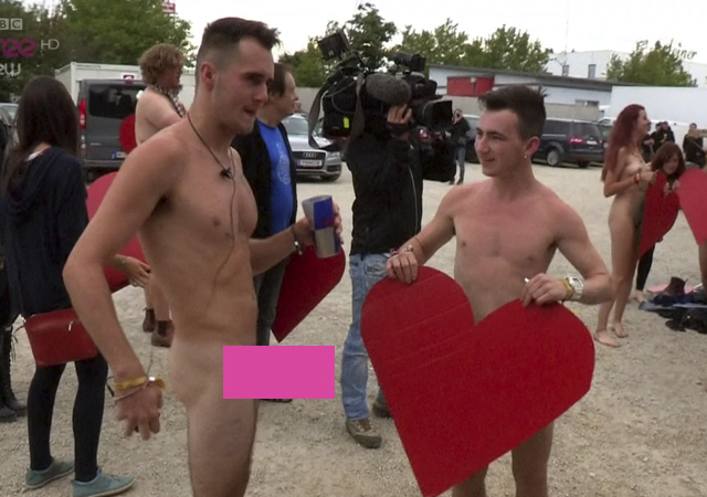 Desnudos en público en un reality británico sobre festivales