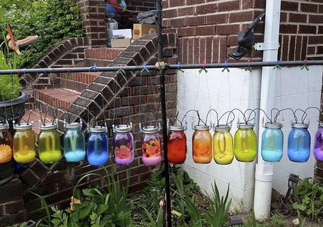 Un jardín considerado "gay" por colgar unos jarrones con los colores del arcoiris