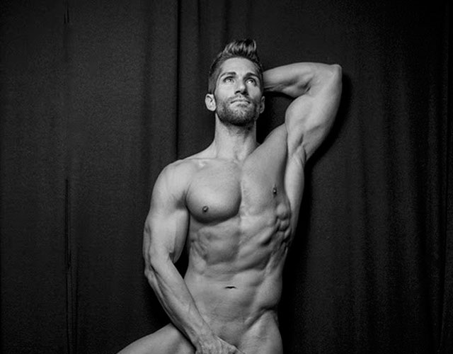 El modelo Jonathan Bueno desnudo