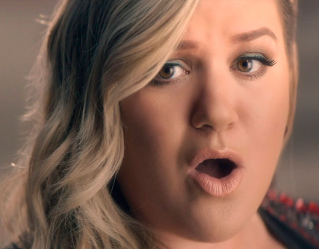 Kelly Clarkson estrena el vídeo de 'Invincible'