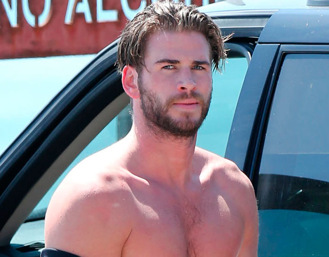 Liam Hemsworth desnudo culo playa