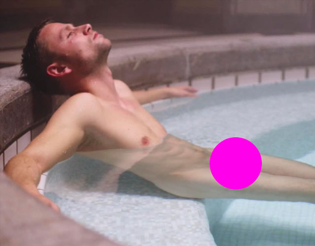 El actor Max Riemelt desnudo integral en 'Sense8'