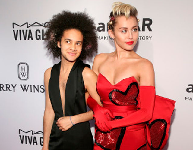 Miley Cyrus y su acompañante sin género en la gala AmfAR