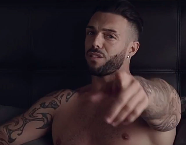 El torso de Rasel desnudo en su vídeo 'Me Gusta'