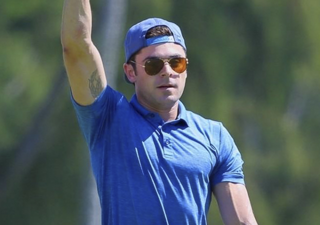Los increíbles brazos de Zac Efron jugando al golf