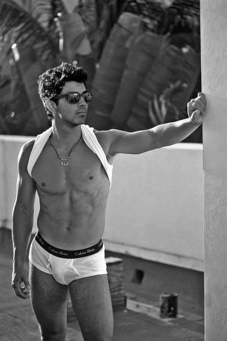 Las mejores fotos de Joe Jonas desnudo