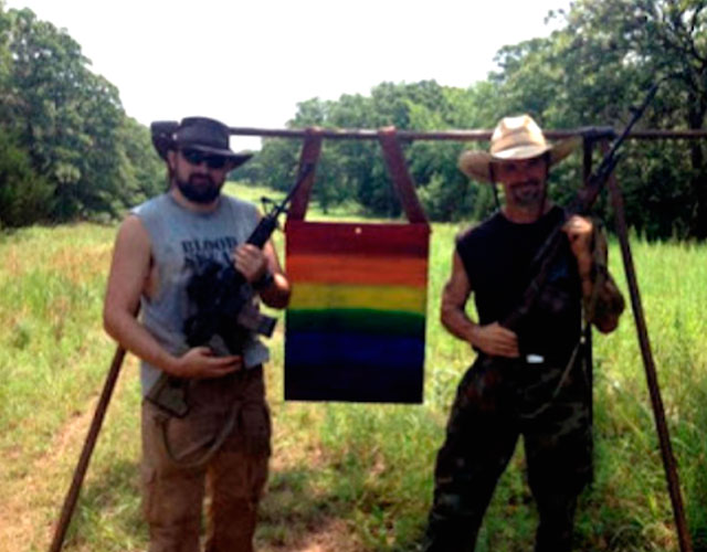 Usan la bandera gay como diana en un campo de tiro