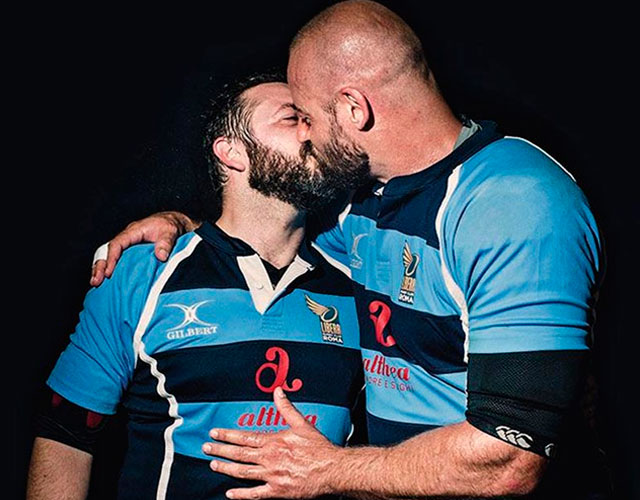 El beso de dos jugadores de rugby gays, en portada de una revista en Italia