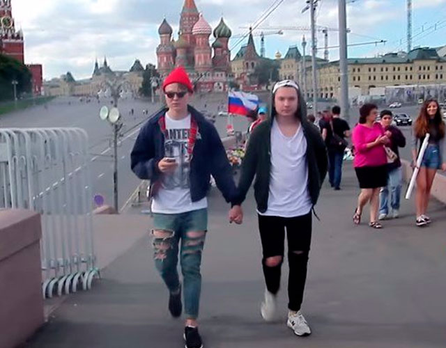 El vídeo de dos chicos paseando cogidos de la mano en Rusia
