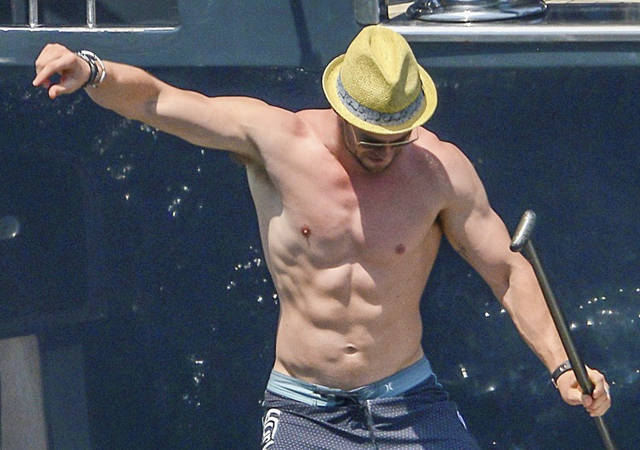 Chris Hemsworth, sin camiseta de vacaciones con Elsa Pataky
