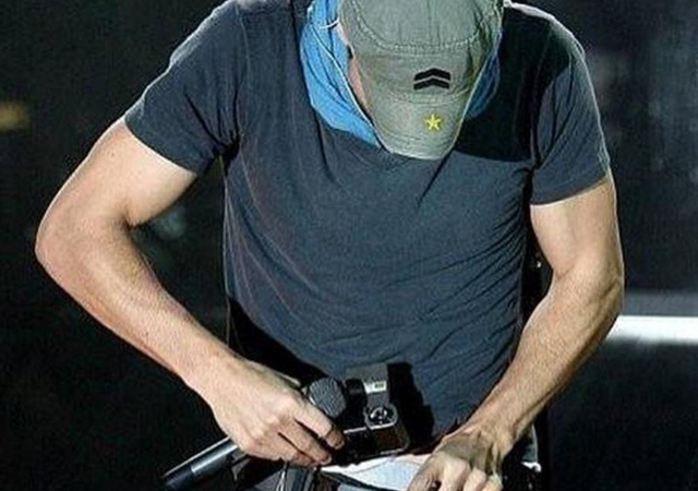 Enrique Iglesias se hace un selfie del pene en directo