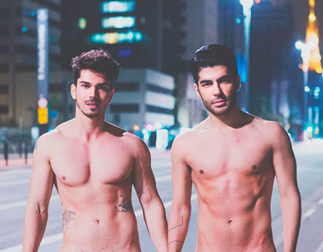 Una pareja gay de brasileños desnudos contra la homofobia
