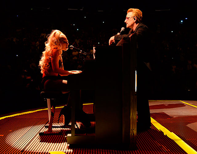 Lady Gaga canta con U2 'Ordinary Love' en Nueva York