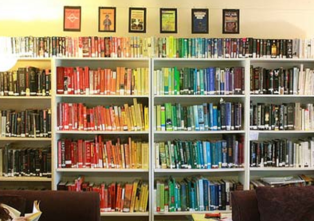 Una madre de Texas humilla a los homófobos que no quieren libros gays en bibliotecas
