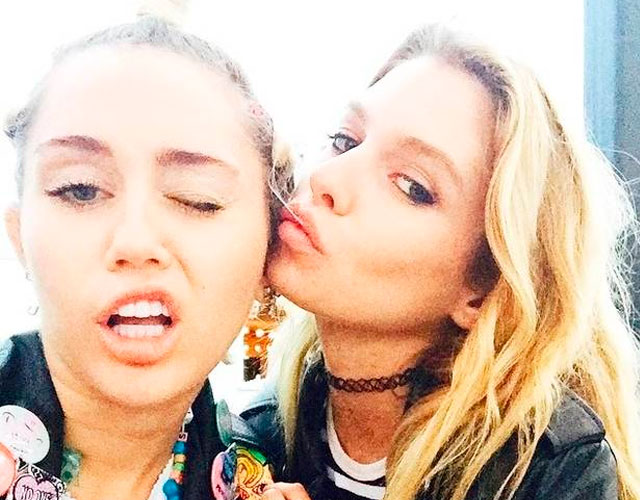 Miley Cyrus Stella Maxwell besos