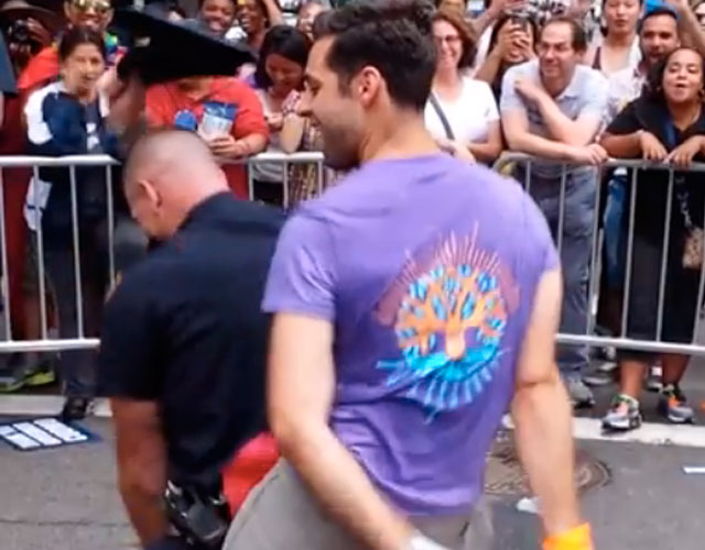 Policía bailando orgullo gay