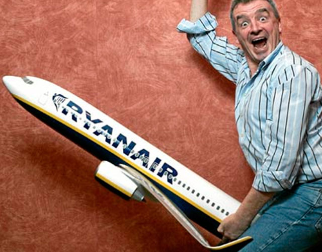 Echan a un pasajero de un avión de Ryanair por llamar "maricón miserable" a un azafato