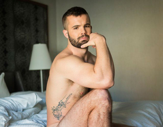 Simon Dunn desnudo