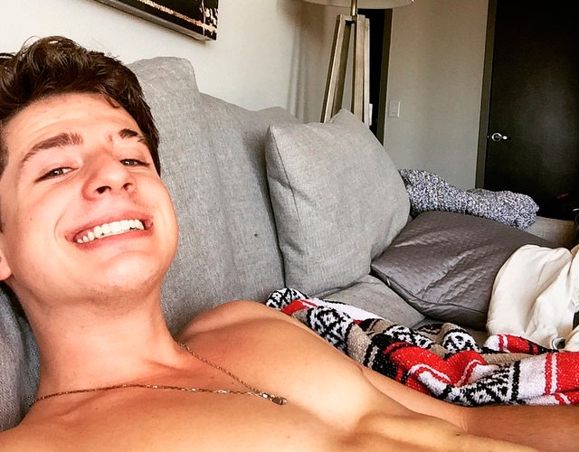 Charlie Puth desnudo