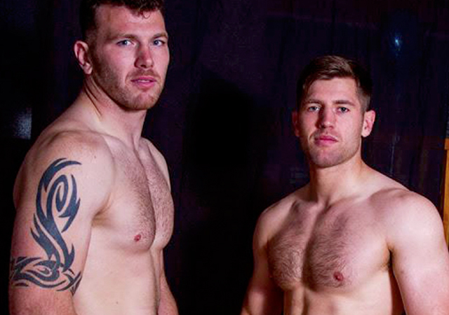 El jugador de rugby gay Keegan Hirst, desnudo con un compañero