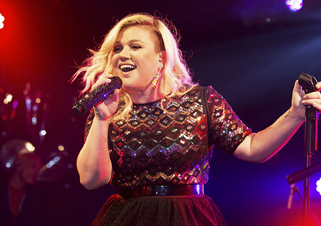 Kelly Clarkson canta perfiles de Tinder