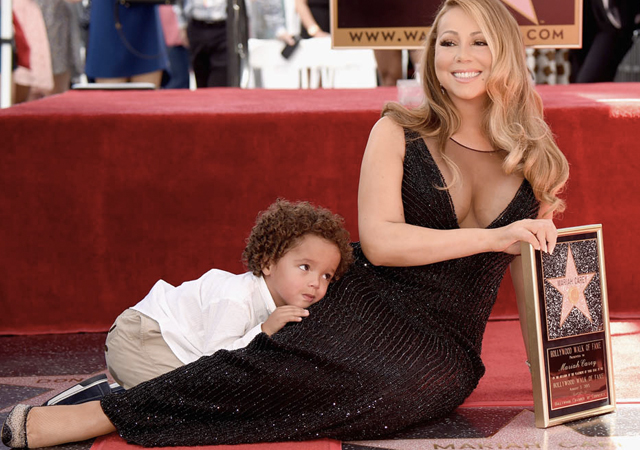Críticas a Mariah Carey por dejar que arranquen a su hijo de sus brazos