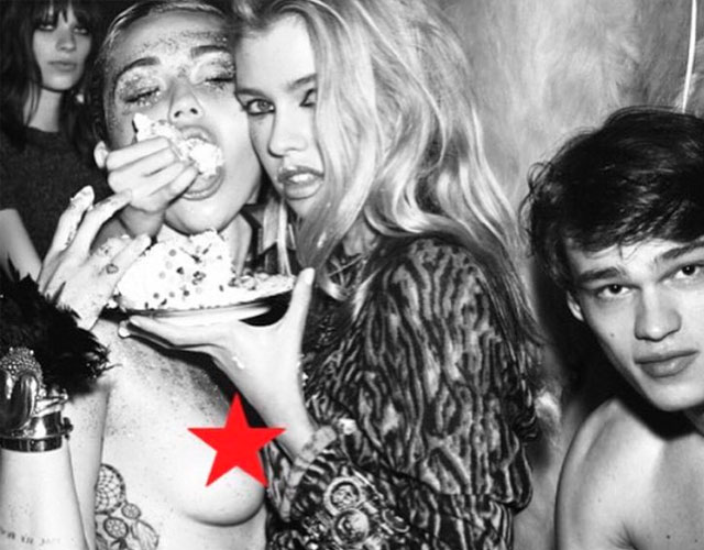 Miley Cyrus desnuda comiendo tarta en una fiesta