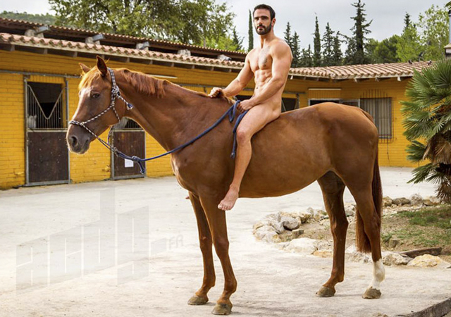 El modelo Jess Vill, desnudo sobre un caballo en un rancho español