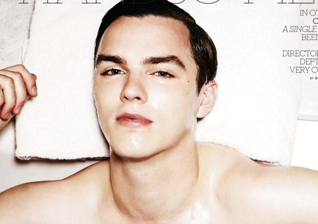 El increíble cuerpo de Nicholas Hoult desnudo