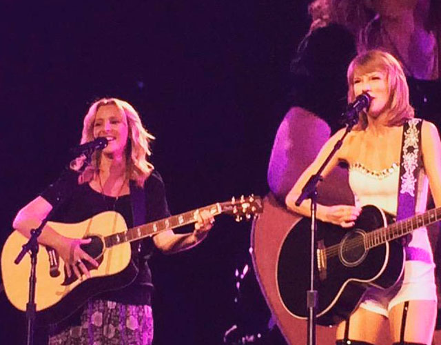 Taylor Swift saca a Lisa Kudrow a cantar el 'Smelly Cat' de Phoebe de 'Friends'