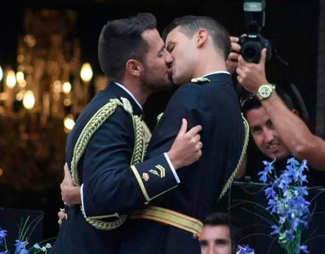 La primera boda gay entre dos policías en España