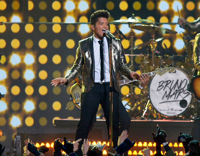 Ofrecen a Bruno Mars cantar otra vez en el intermedio de la Super Bowl