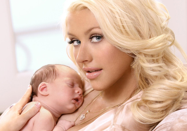 Acusan a Christina Aguilera de haberse operado la cara