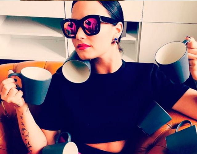 La metedura de pata de Demi Lovato y las tazas, el viral del momento